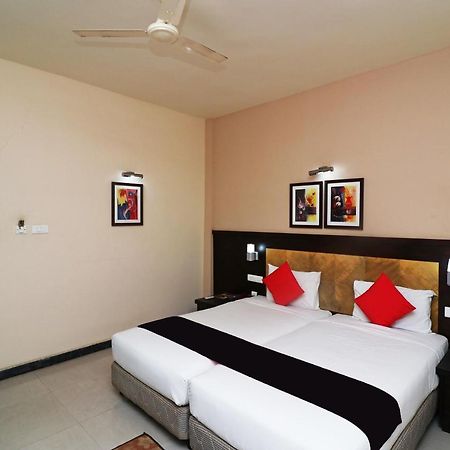 Capital O 40848 Hotel Mirabel Kupand Bagian luar foto