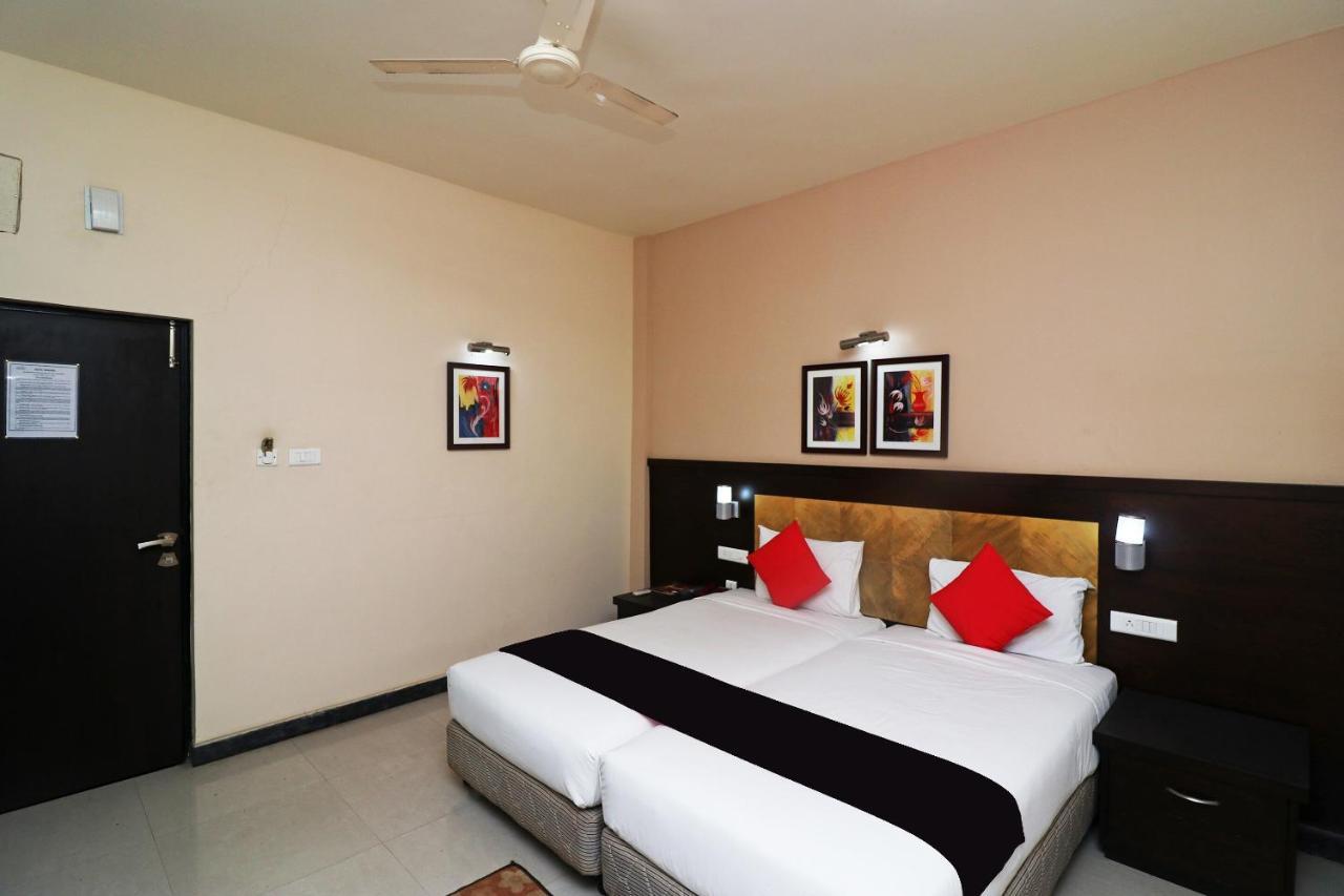 Capital O 40848 Hotel Mirabel Kupand Bagian luar foto