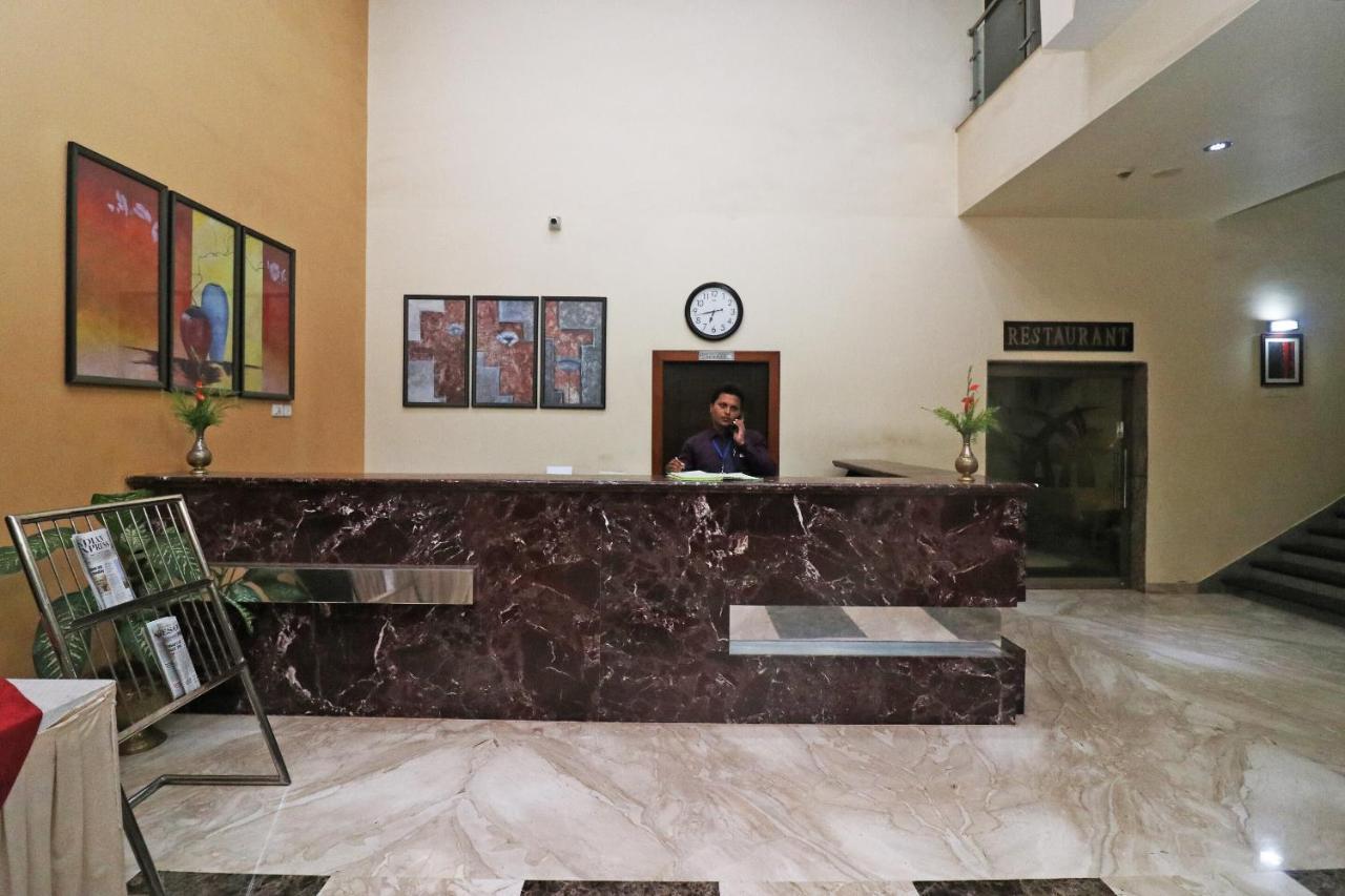 Capital O 40848 Hotel Mirabel Kupand Bagian luar foto