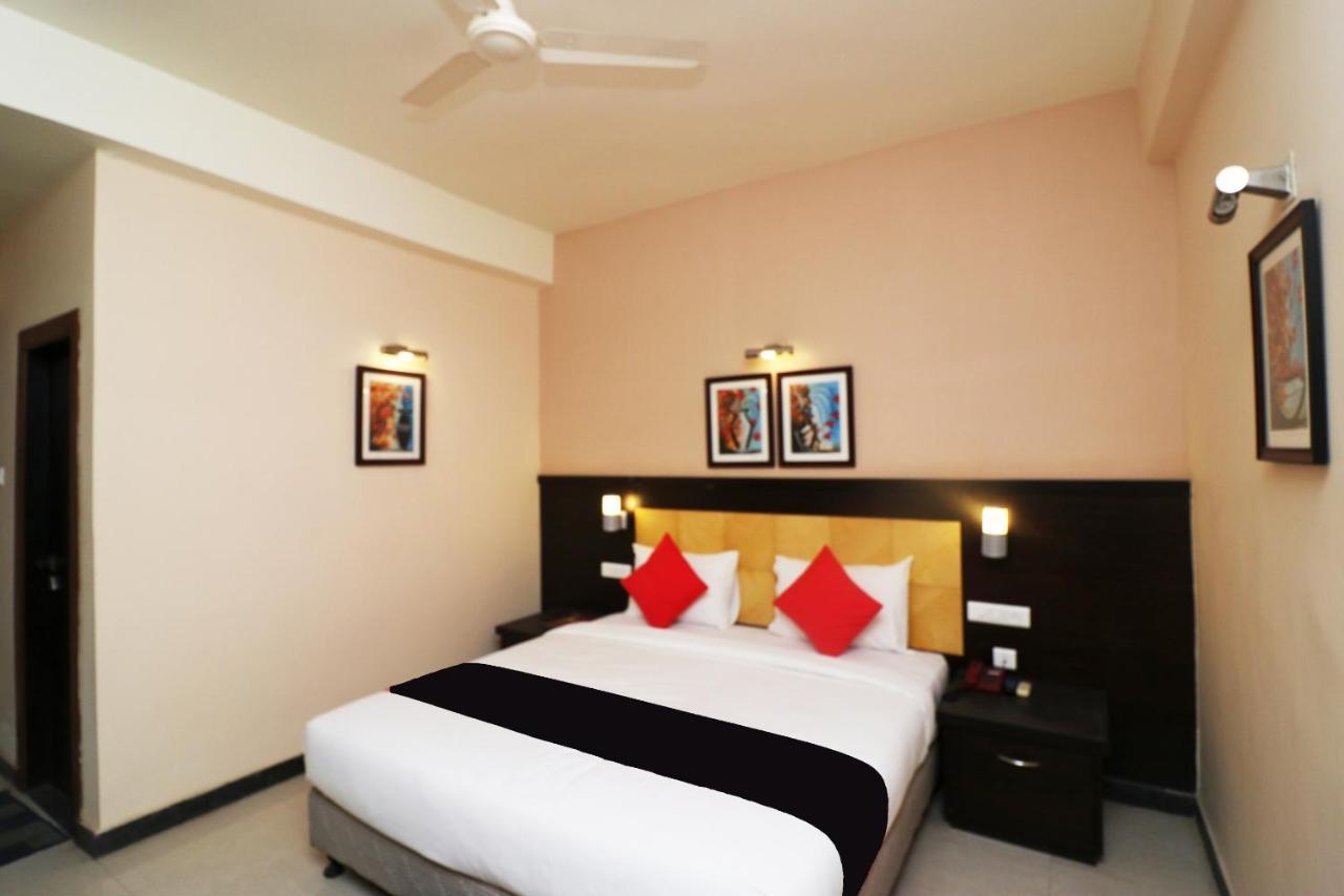Capital O 40848 Hotel Mirabel Kupand Bagian luar foto