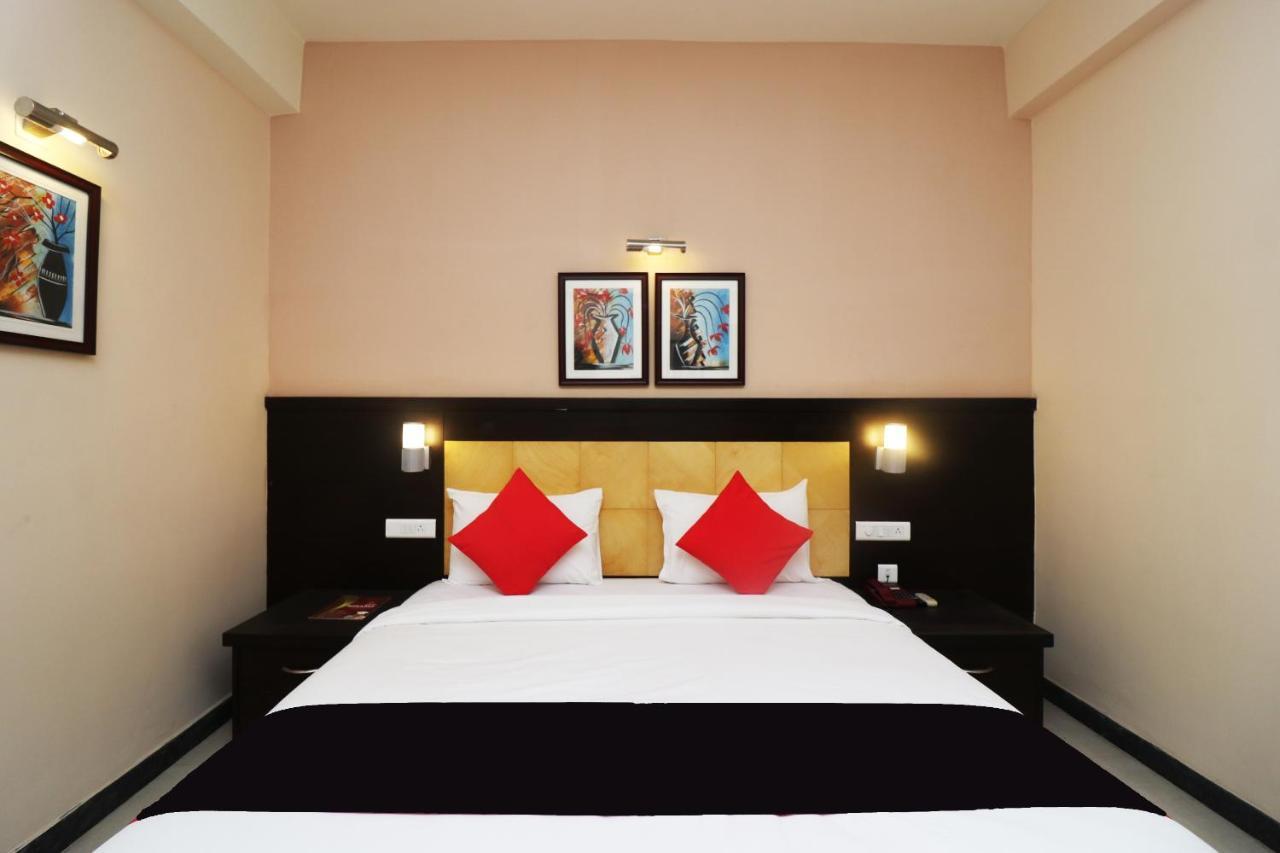 Capital O 40848 Hotel Mirabel Kupand Bagian luar foto