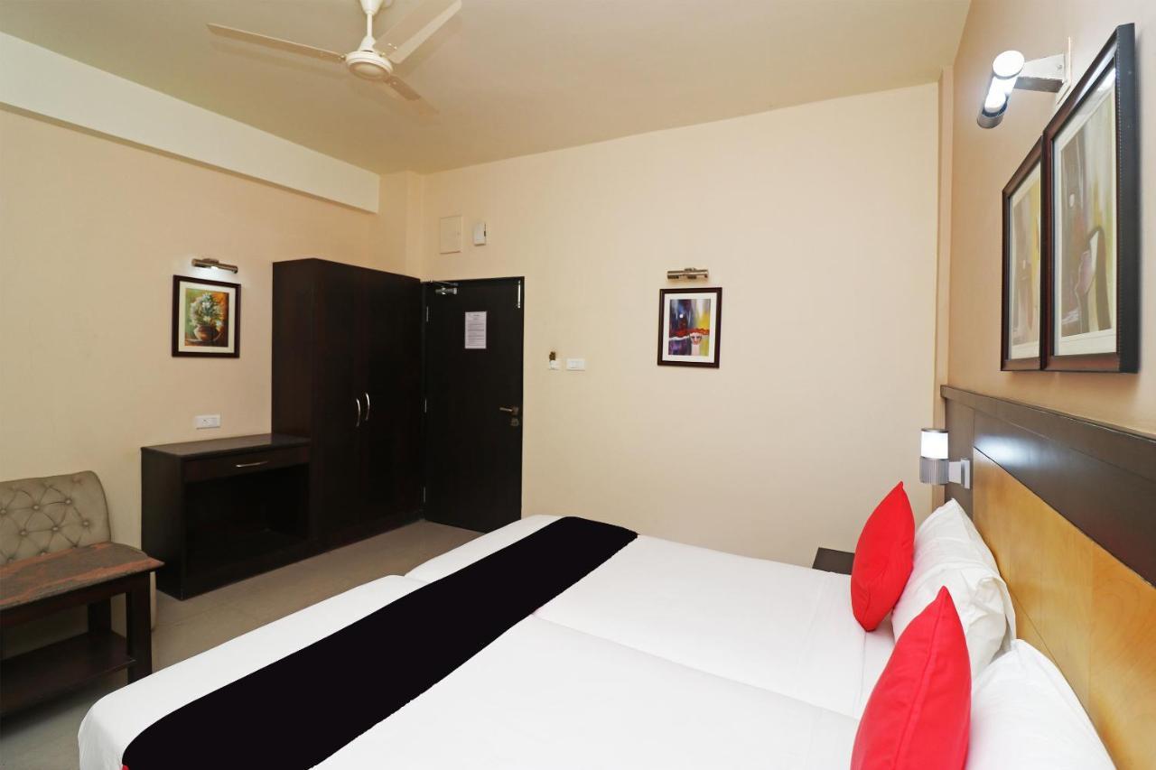 Capital O 40848 Hotel Mirabel Kupand Bagian luar foto