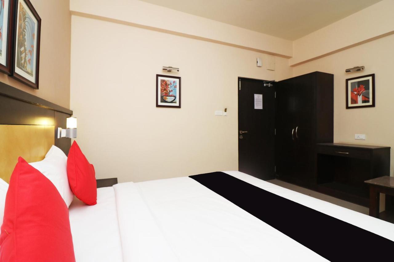 Capital O 40848 Hotel Mirabel Kupand Bagian luar foto